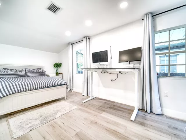 Продажа дома по адресу 13801 NE 1st Ave - фото 9373880