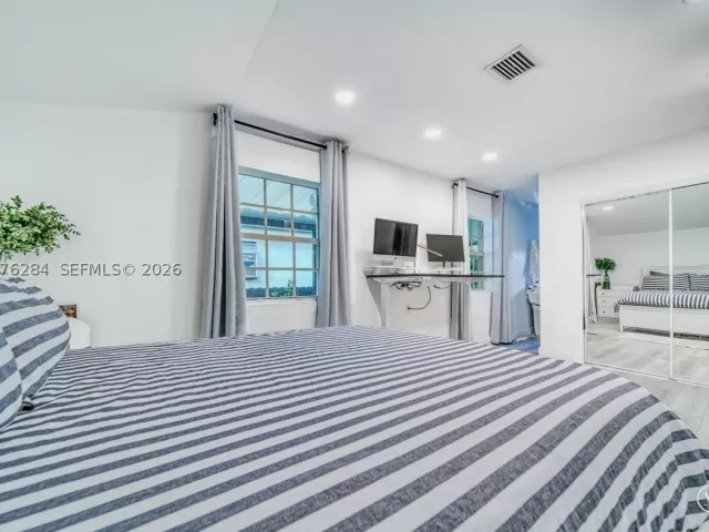Продажа дома по адресу 13801 NE 1st Ave - фото 9373881