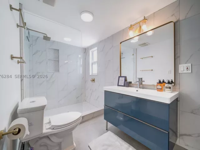 Продажа дома по адресу 13801 NE 1st Ave - фото 9373886