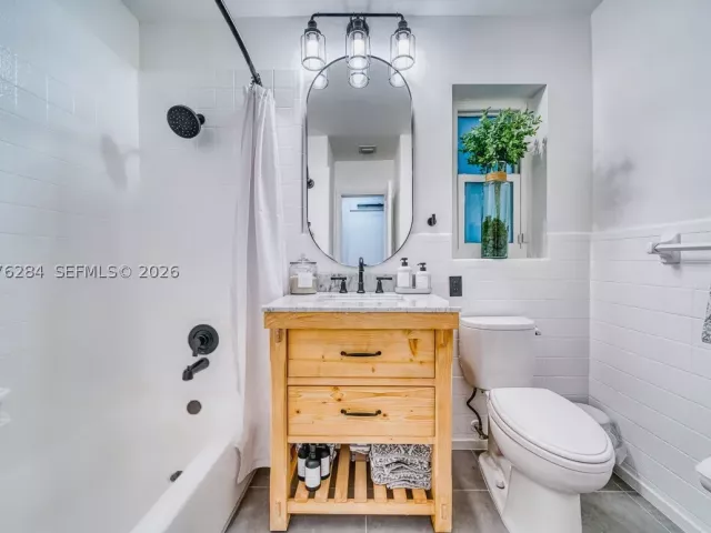 Продажа дома по адресу 13801 NE 1st Ave - фото 9373888