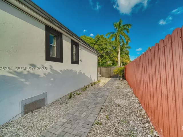 Продажа дома по адресу 13801 NE 1st Ave - фото 9373889