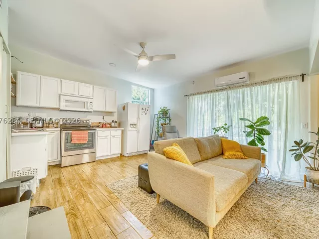 Продажа дома по адресу 13801 NE 1st Ave - фото 9373891