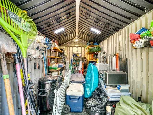 Продажа дома по адресу 13801 NE 1st Ave - фото 9373899