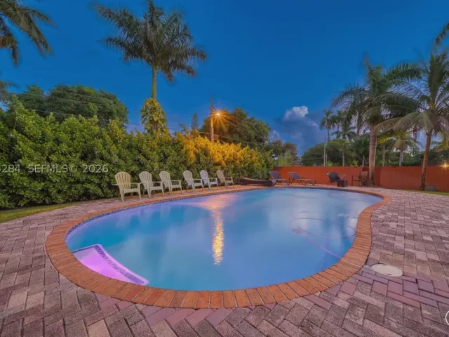 Продажа дома по адресу 13801 NE 1st Ave - фото 9373903