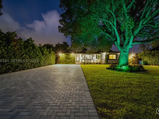 Продажа дома по адресу 13801 NE 1st Ave - фото 9373904