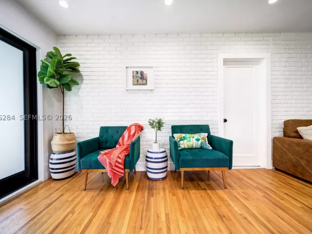 Продажа дома по адресу 13801 NE 1st Ave - фото 9373872