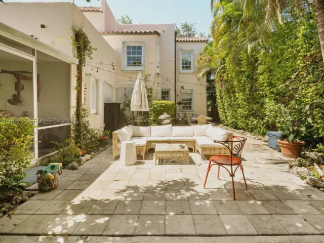 Продажа дома по адресу 524 W 47th St - фото 9374613