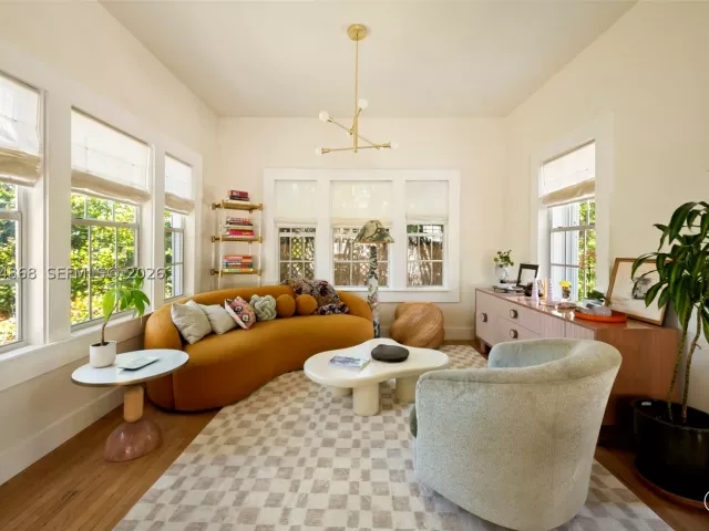 Продажа дома по адресу 524 W 47th St - фото 9374593