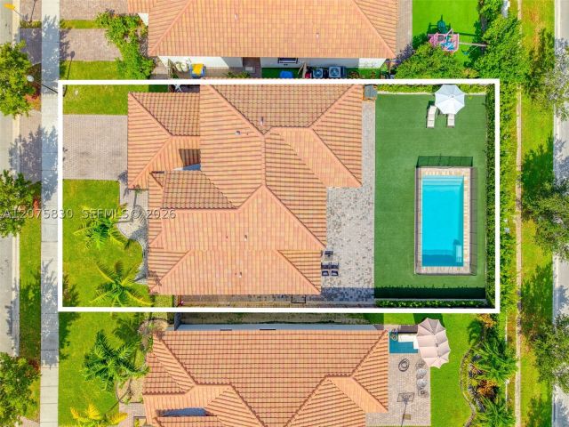 Продажа дома по адресу 2655 SE 1st St - фото 9422829