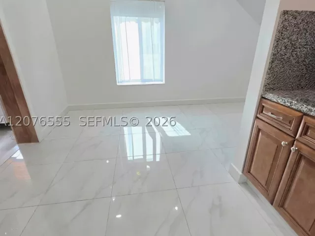 Продажа дома по адресу 3320 NW 20th St - фото 9383228