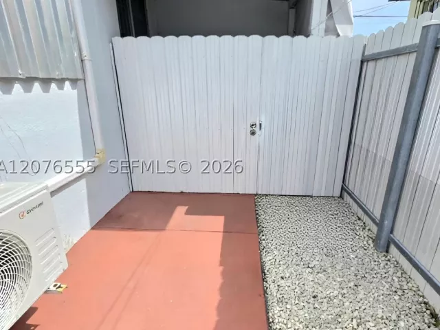 Продажа дома по адресу 3320 NW 20th St - фото 9383251