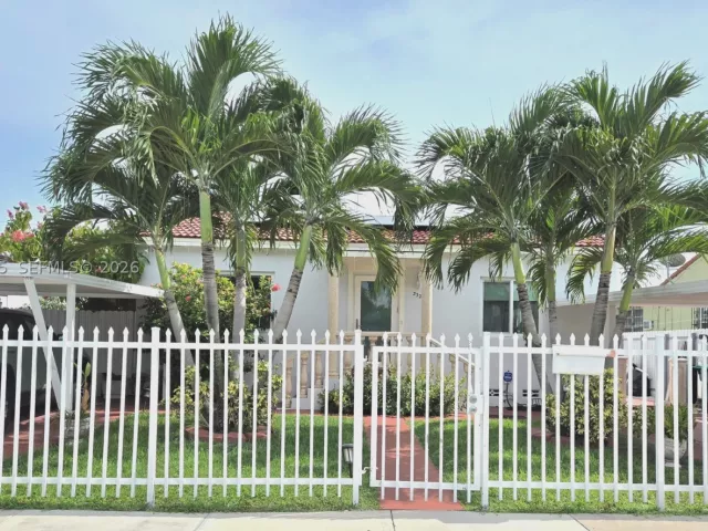 Продажа дома по адресу 3320 NW 20th St - фото 9383257