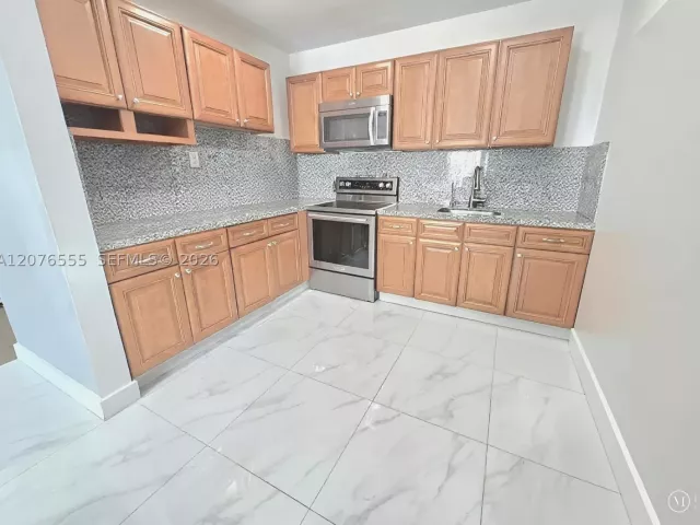 Продажа дома по адресу 3320 NW 20th St - фото 9383227