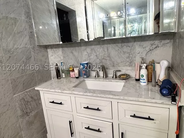 Продажа дома по адресу 3351 NW 20th St - фото 9383814