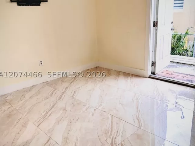 Продажа дома по адресу 3351 NW 20th St - фото 9383848
