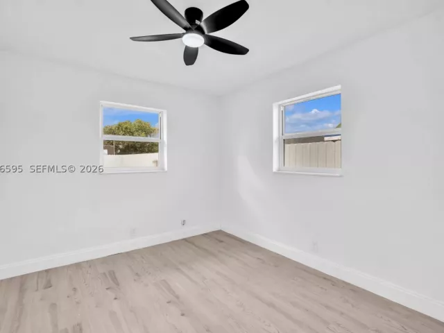 Продажа дома по адресу 2572 NW 20th St - фото 9377669