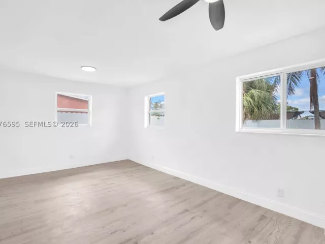 Продажа дома по адресу 2572 NW 20th St - фото 9377672