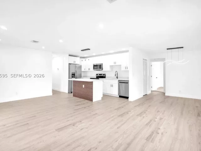 Продажа дома по адресу 2572 NW 20th St - фото 9377681
