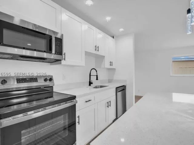 Продажа дома по адресу 2572 NW 20th St - фото 9377687