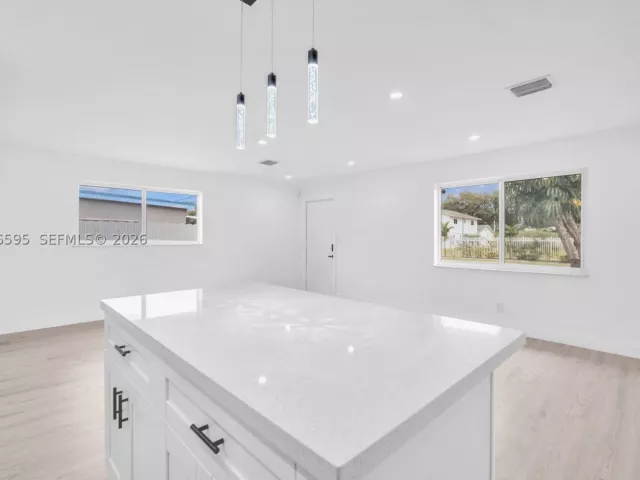 Продажа дома по адресу 2572 NW 20th St - фото 9377688