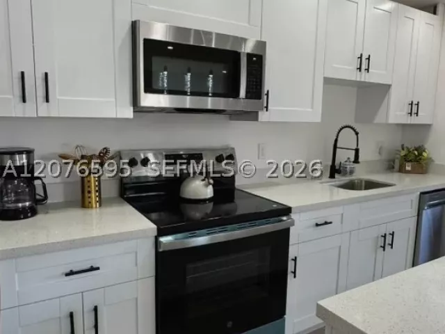 Продажа дома по адресу 2572 NW 20th St - фото 9377697