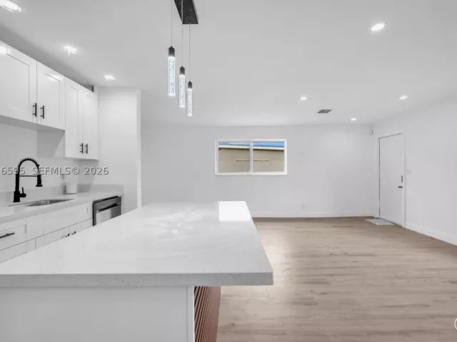 Продажа дома по адресу 2572 NW 20th St - фото 9377656