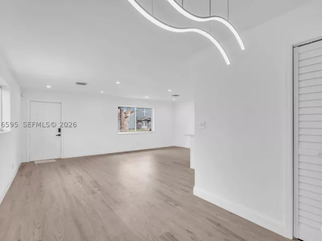 Продажа дома по адресу 2572 NW 20th St - фото 9377657