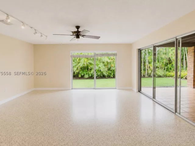 Продажа дома по адресу 3115 Village Green Dr - фото 9380663