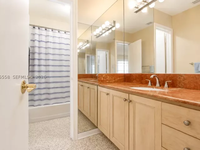 Продажа дома по адресу 3115 Village Green Dr - фото 9380670