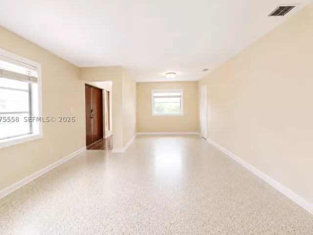 Продажа дома по адресу 3115 Village Green Dr - фото 9380659