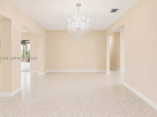 Продажа дома по адресу 3115 Village Green Dr - фото 9380660