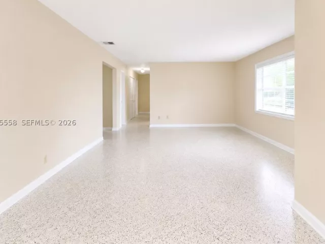 Продажа дома по адресу 3115 Village Green Dr - фото 9380661