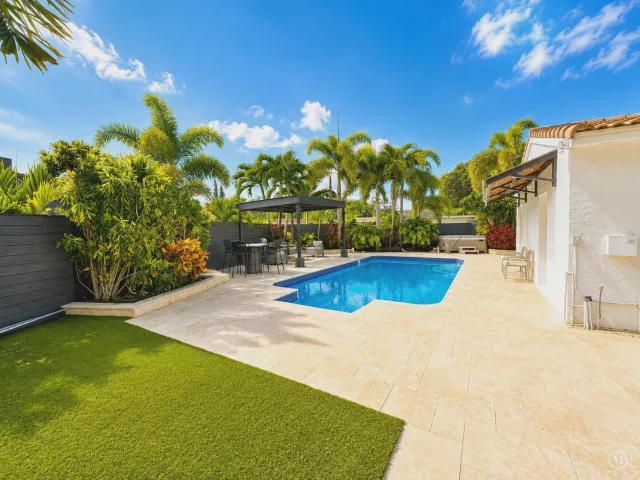 Продажа дома по адресу 1600 NW 4TH Avenue - фото 9378898