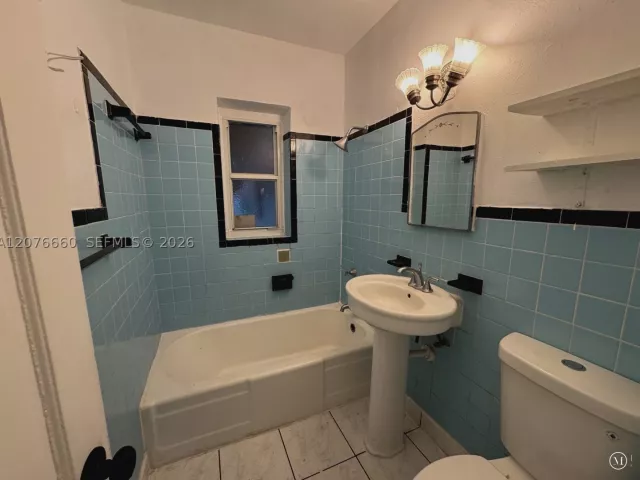 Продажа дома по адресу 748 NE 127th St - фото 9378711