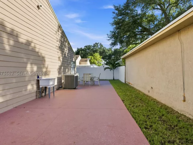 Продажа дома по адресу 8635 SW 15th St - фото 9383063