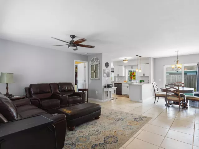 Продажа дома по адресу 8621 NW 3RD Street - фото 9382023