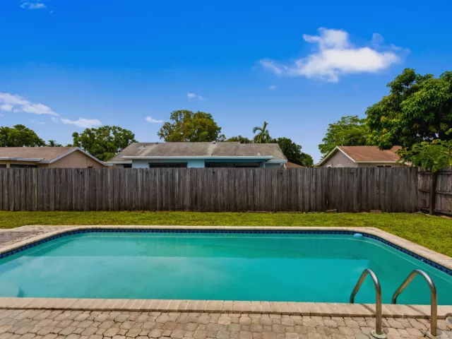 Продажа дома по адресу 8621 NW 3RD Street - фото 9382039