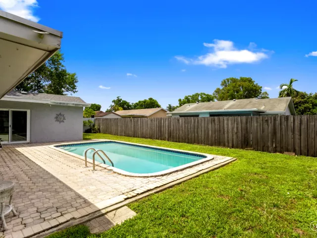 Продажа дома по адресу 8621 NW 3RD Street - фото 9382043