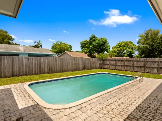 Продажа дома по адресу 8621 NW 3RD Street - фото 9382044