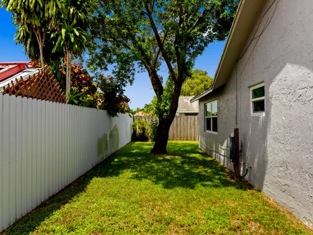 Продажа дома по адресу 8621 NW 3RD Street - фото 9382047