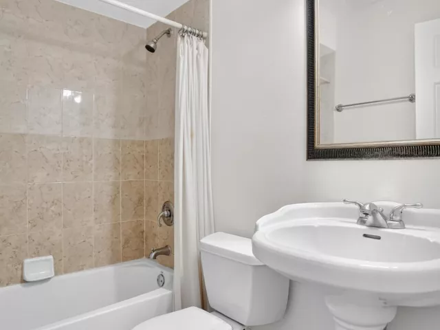 Продажа дома по адресу 702 PLACE TAVANT - фото 9382247