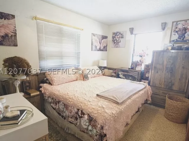 Продажа дома по адресу 8210 NW 34th Ave - фото 9389520