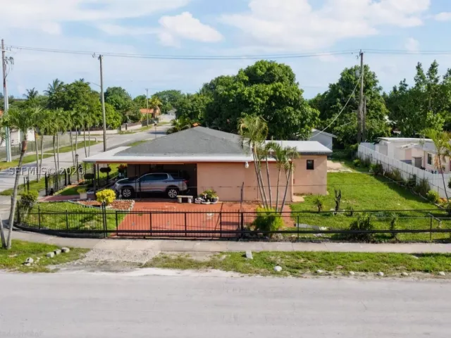 Продажа дома по адресу 8210 NW 34th Ave - фото 9389525