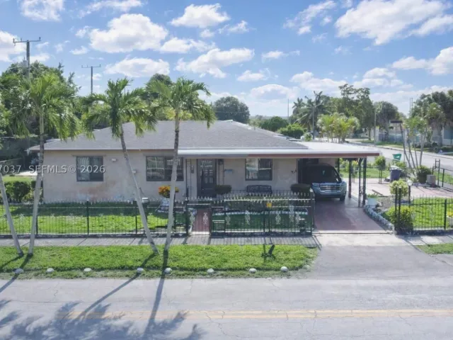 Продажа дома по адресу 8210 NW 34th Ave - фото 9389512