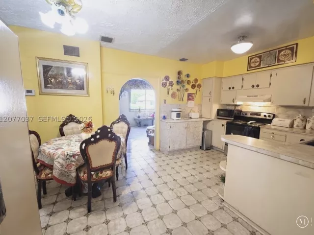 Продажа дома по адресу 8210 NW 34th Ave - фото 9389516