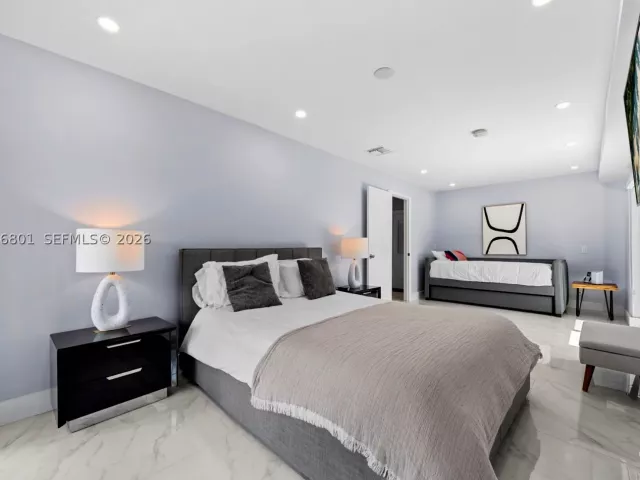 Продажа дома по адресу 1617 SW 17th Ave - фото 9384003
