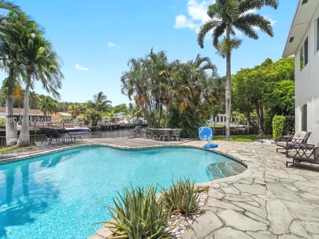 Продажа дома по адресу 1617 SW 17th Ave - фото 9383993