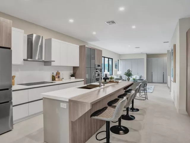 Продажа дома по адресу 1140 SE 6TH Terrace - фото 9382472
