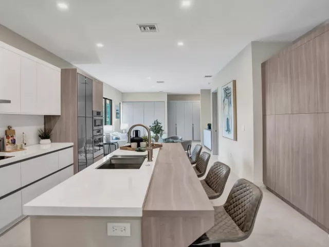 Продажа дома по адресу 1140 SE 6TH Terrace - фото 9382474