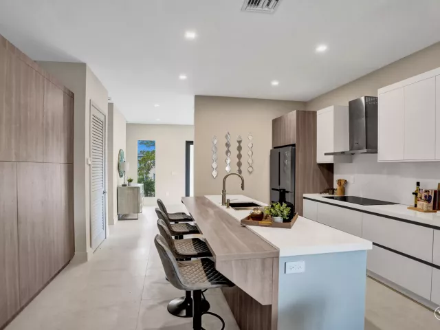 Продажа дома по адресу 1140 SE 6TH Terrace - фото 9382479